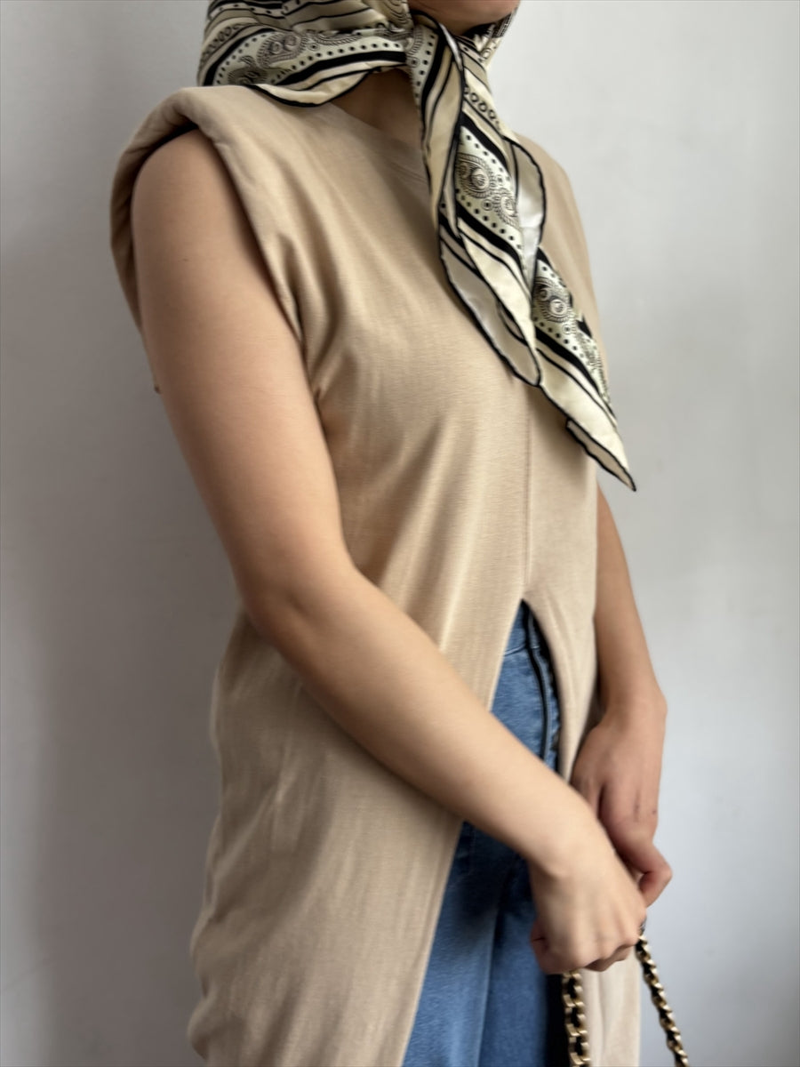 フロントスリットカットソー