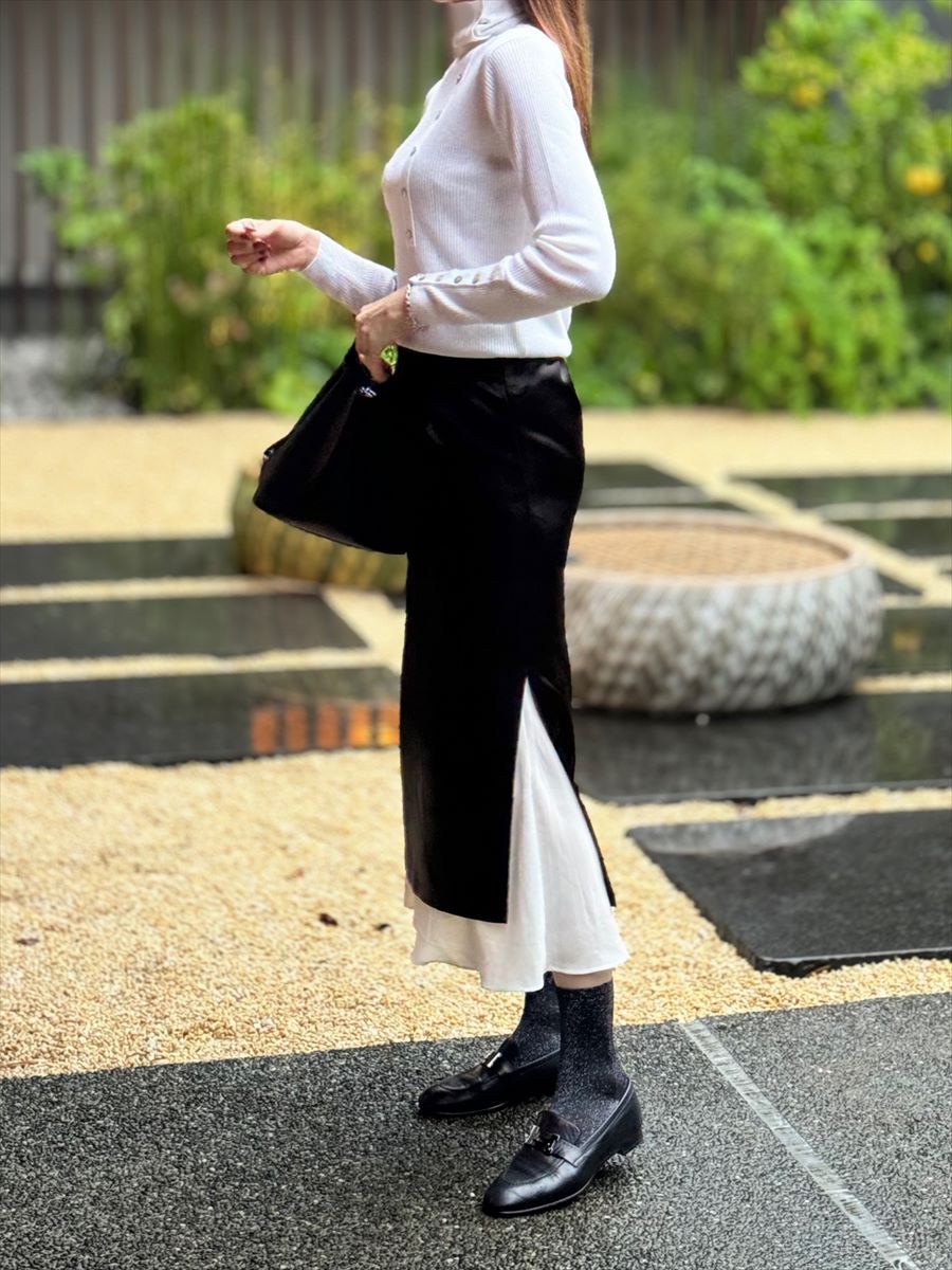 アシンメトリーサイドスリット サテンロングスカート