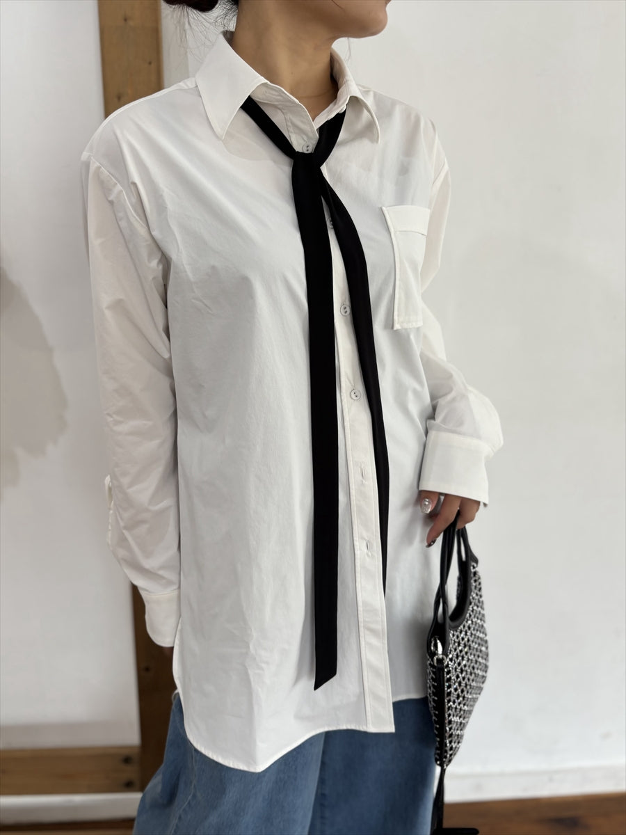 洗練された大人の余裕：オーバーサイズ白シャツ（ブラックタイ付き）