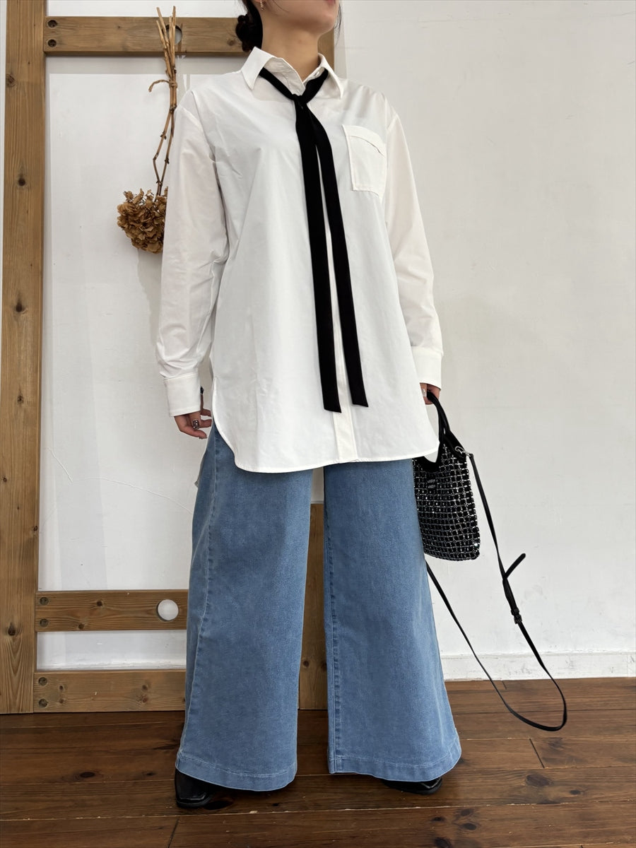 洗練された大人の余裕：オーバーサイズ白シャツ（ブラックタイ付き）