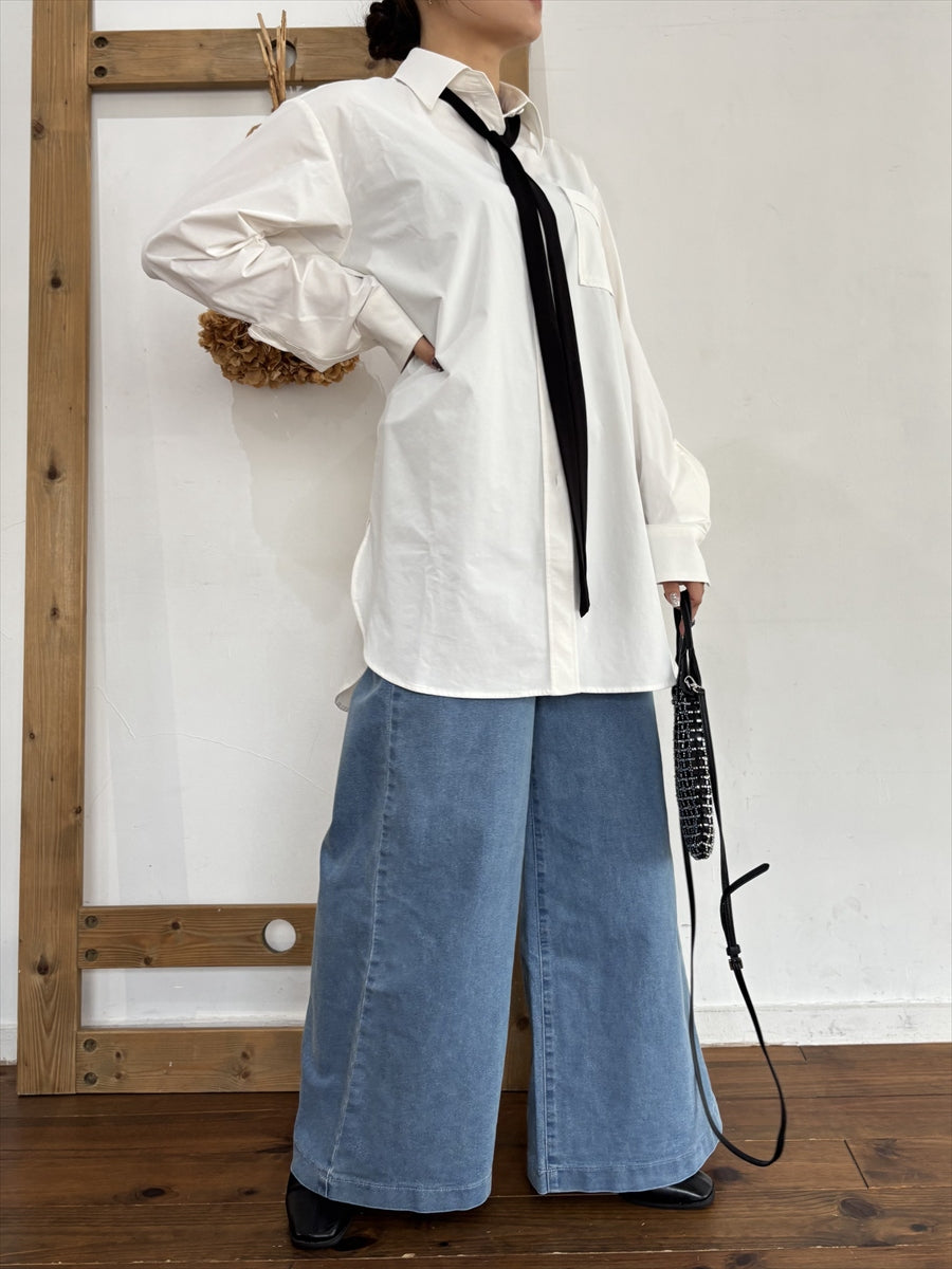 洗練された大人の余裕：オーバーサイズ白シャツ（ブラックタイ付き）