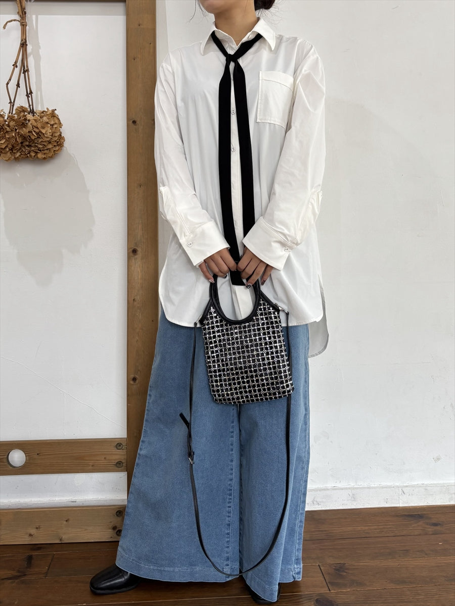 洗練された大人の余裕：オーバーサイズ白シャツ（ブラックタイ付き）