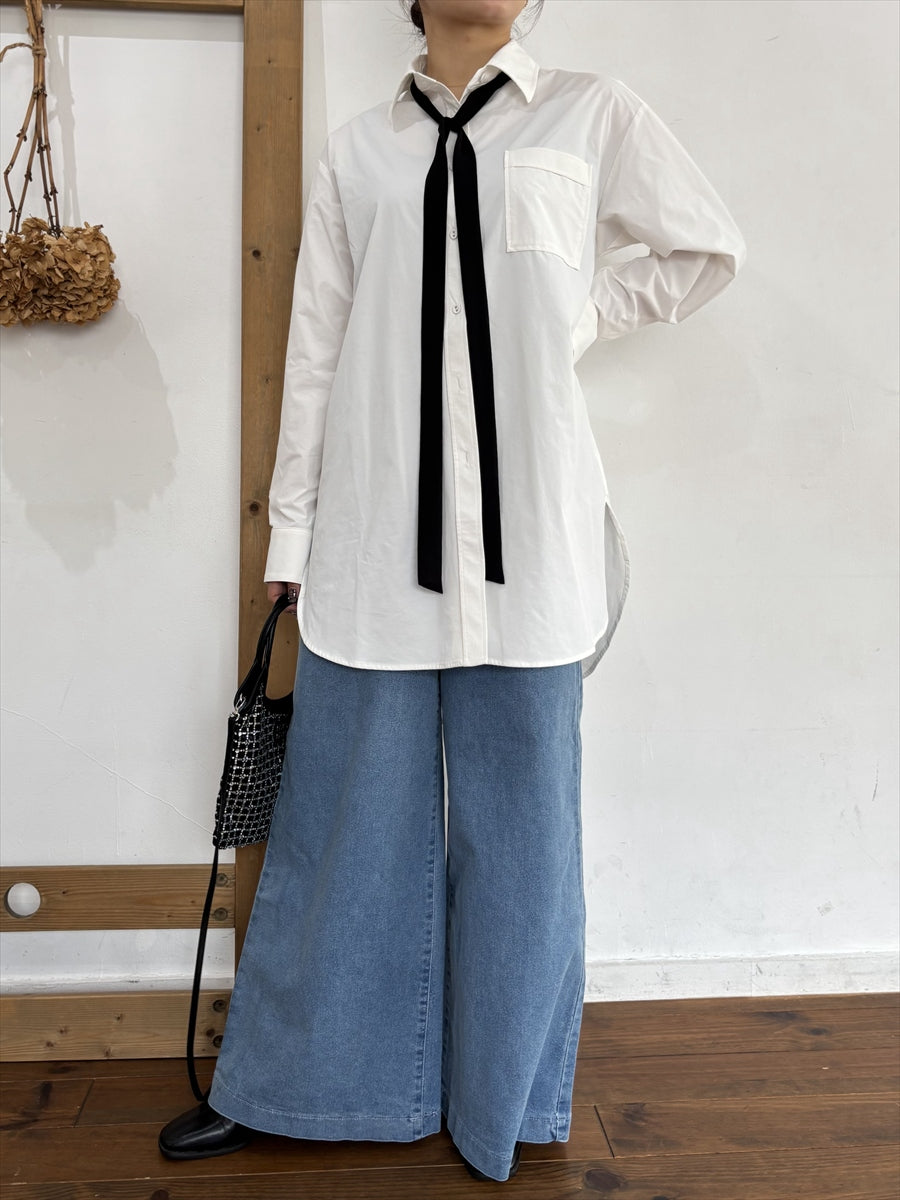 洗練された大人の余裕：オーバーサイズ白シャツ（ブラックタイ付き）