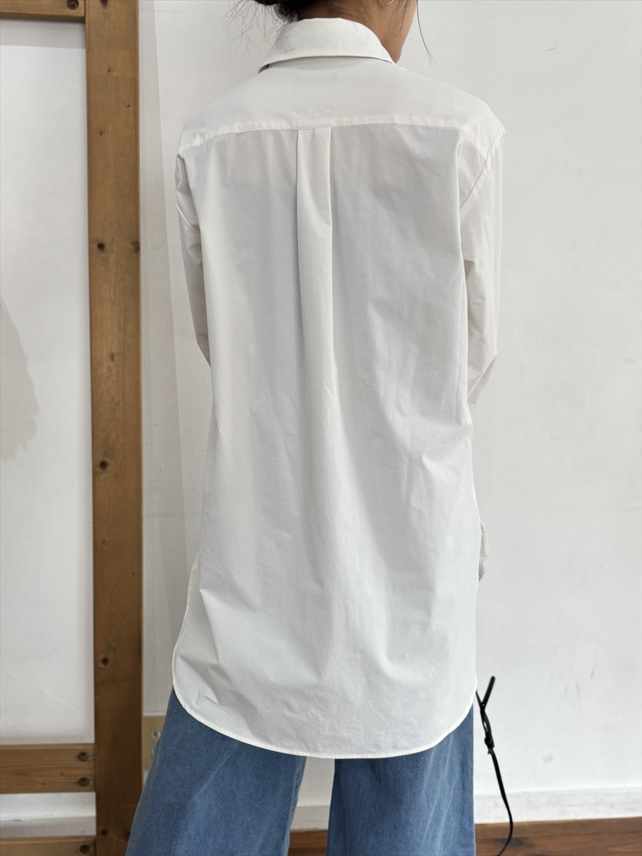 洗練された大人の余裕：オーバーサイズ白シャツ（ブラックタイ付き）