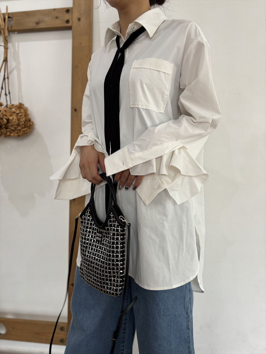 洗練された大人の余裕：オーバーサイズ白シャツ（ブラックタイ付き）