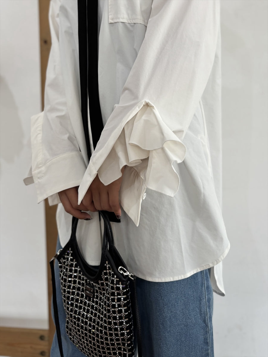 洗練された大人の余裕：オーバーサイズ白シャツ（ブラックタイ付き）