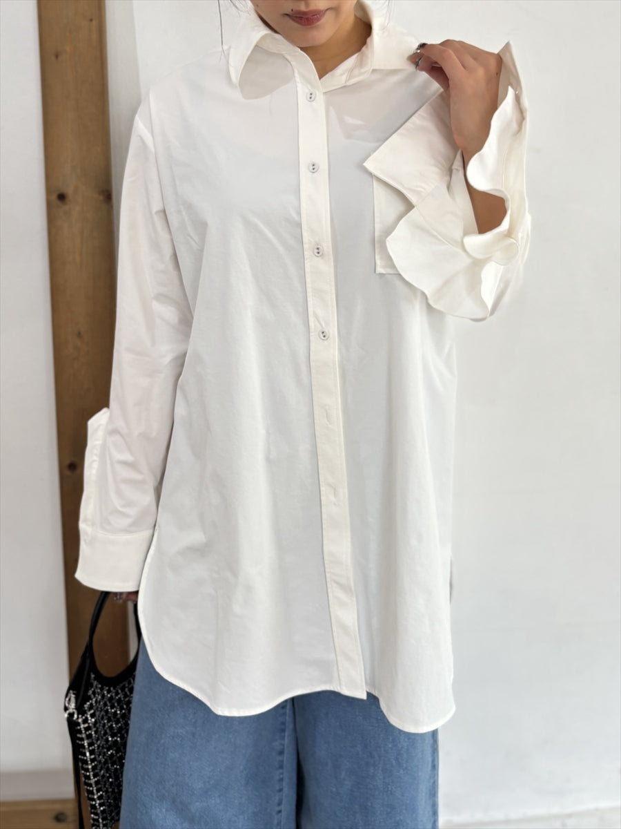 洗練された大人の余裕：オーバーサイズ白シャツ（ブラックタイ付き）