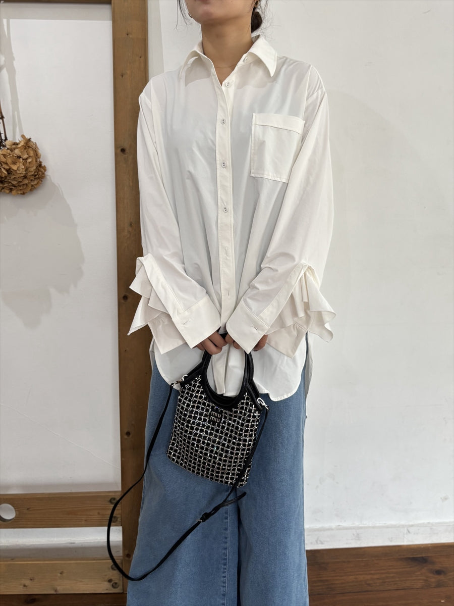 洗練された大人の余裕：オーバーサイズ白シャツ（ブラックタイ付き）