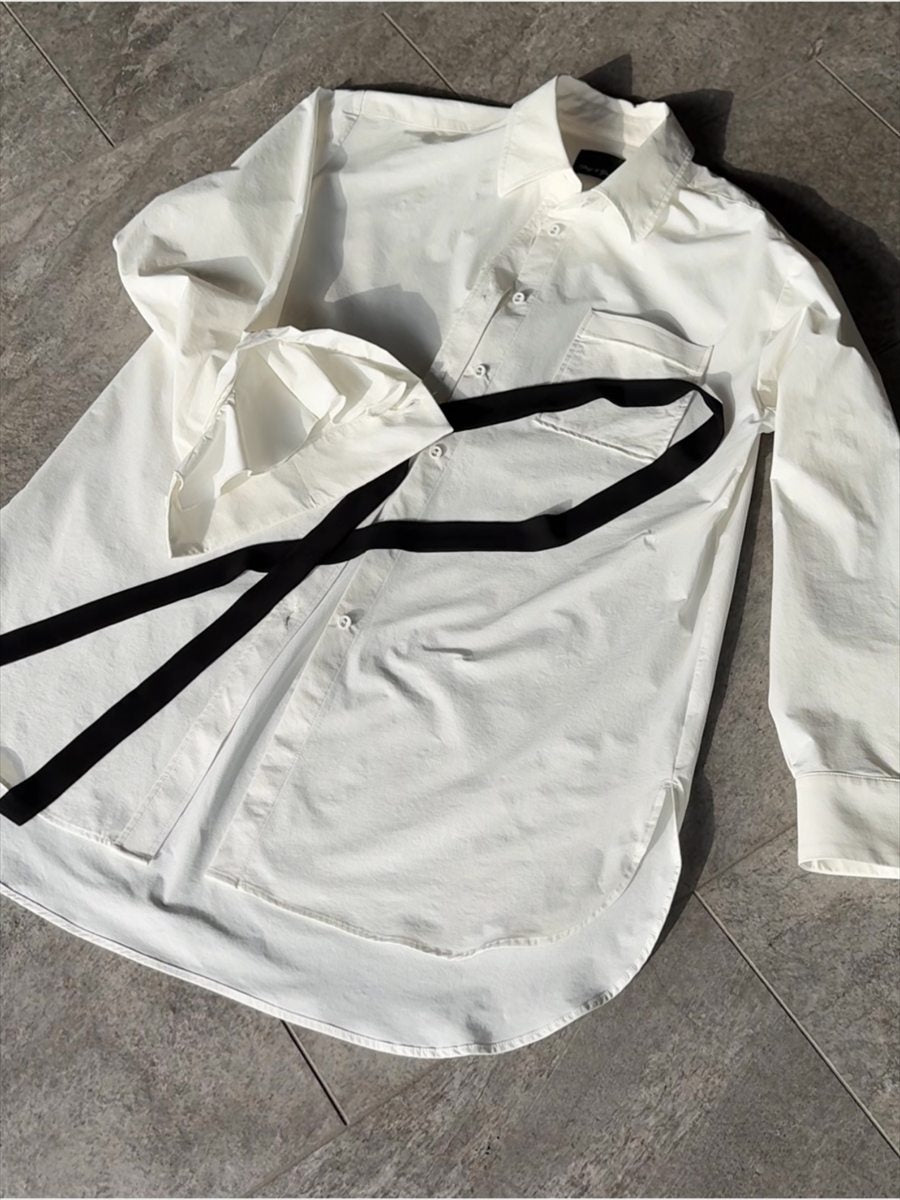 洗練された大人の余裕：オーバーサイズ白シャツ（ブラックタイ付き）