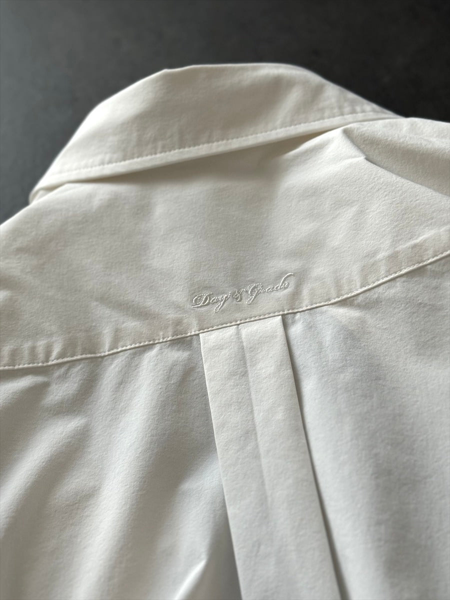 洗練された大人の余裕：オーバーサイズ白シャツ（ブラックタイ付き）