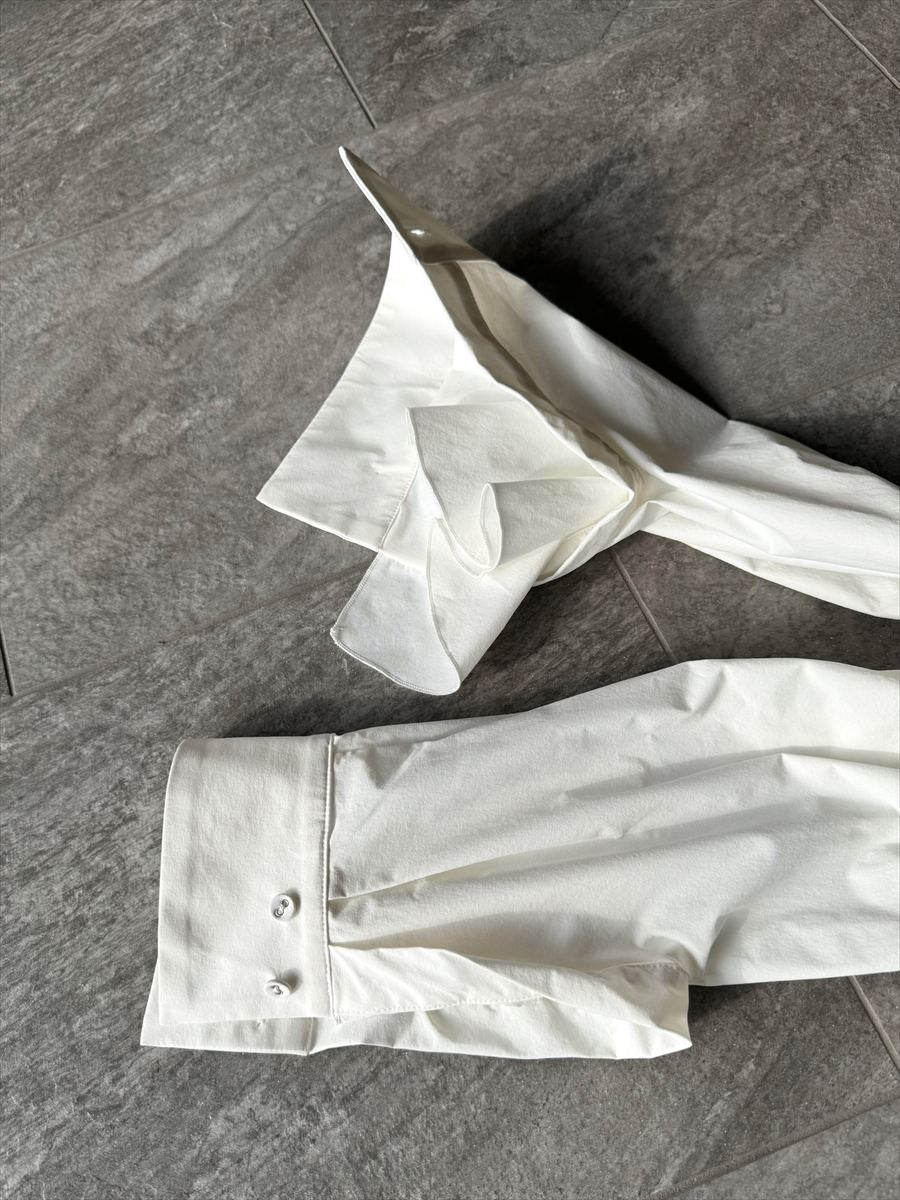 洗練された大人の余裕：オーバーサイズ白シャツ（ブラックタイ付き）