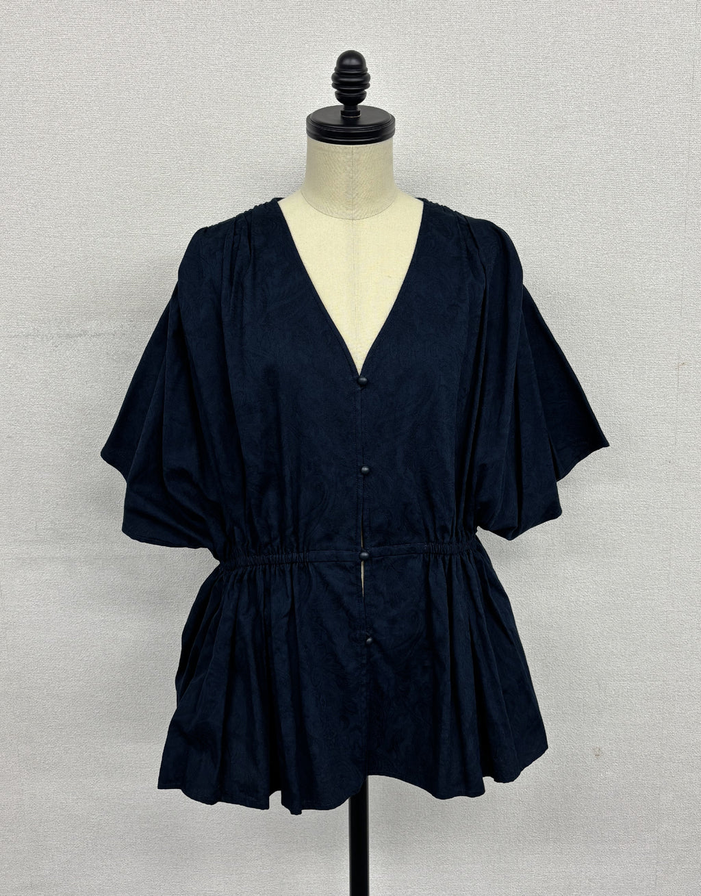 【着痩せ/上品】Vネック ジャガード ペプラム ブラウス ウエストシャーリング 紺　チャコール ｜ 紺　チャコール　チュニック 5分袖 オフィスカジュアル ママ行事 きれいめ