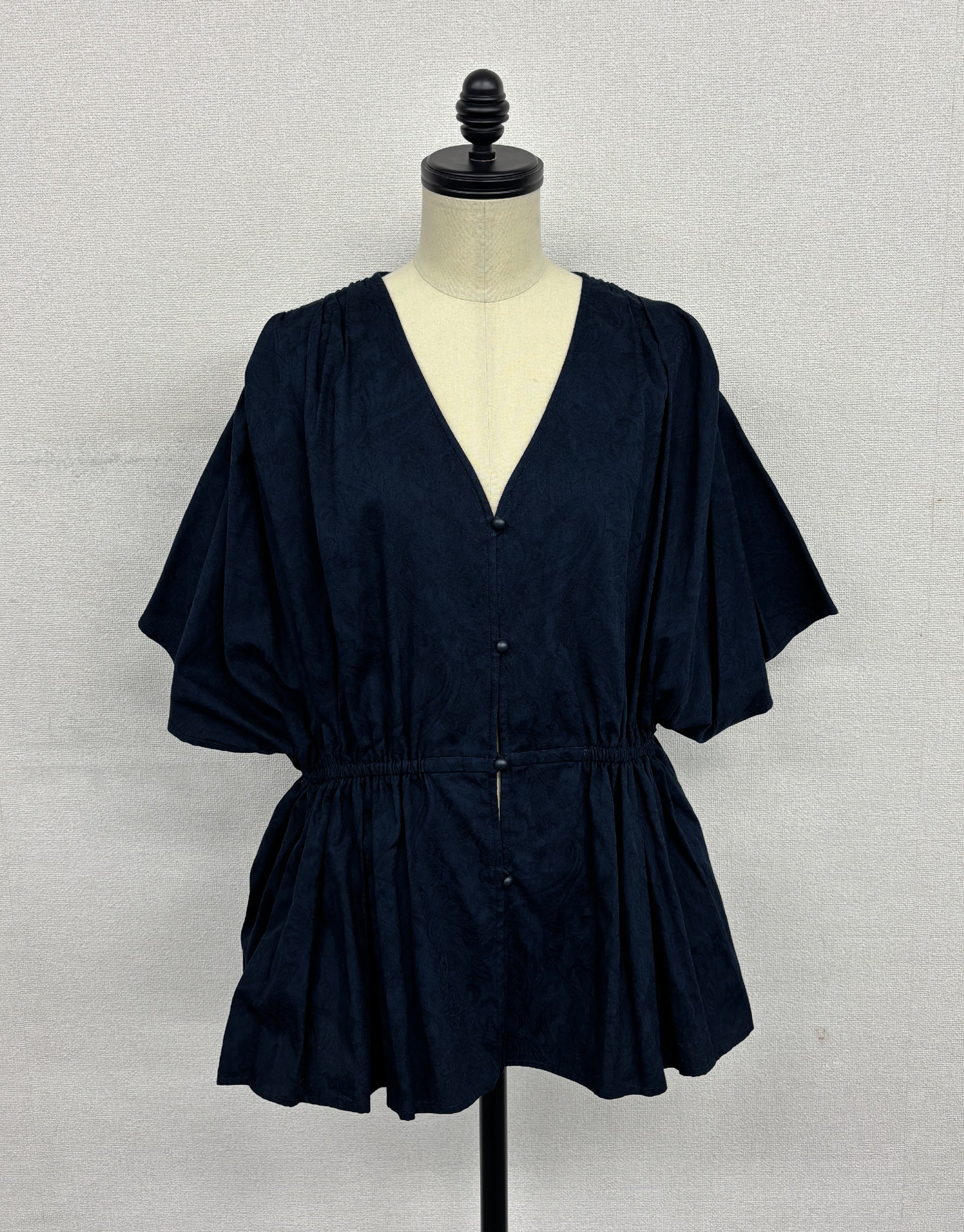 【着痩せ/上品】Vネック ジャガード ペプラム ブラウス ウエストシャーリング 紺　チャコール ｜ 紺　チャコール　チュニック 5分袖 オフィスカジュアル ママ行事 きれいめ