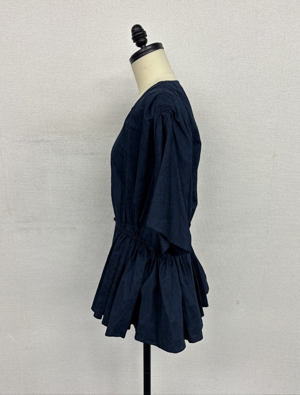 【着痩せ/上品】Vネック ジャガード ペプラム ブラウス ウエストシャーリング 紺　チャコール ｜ 紺　チャコール　チュニック 5分袖 オフィスカジュアル ママ行事 きれいめ