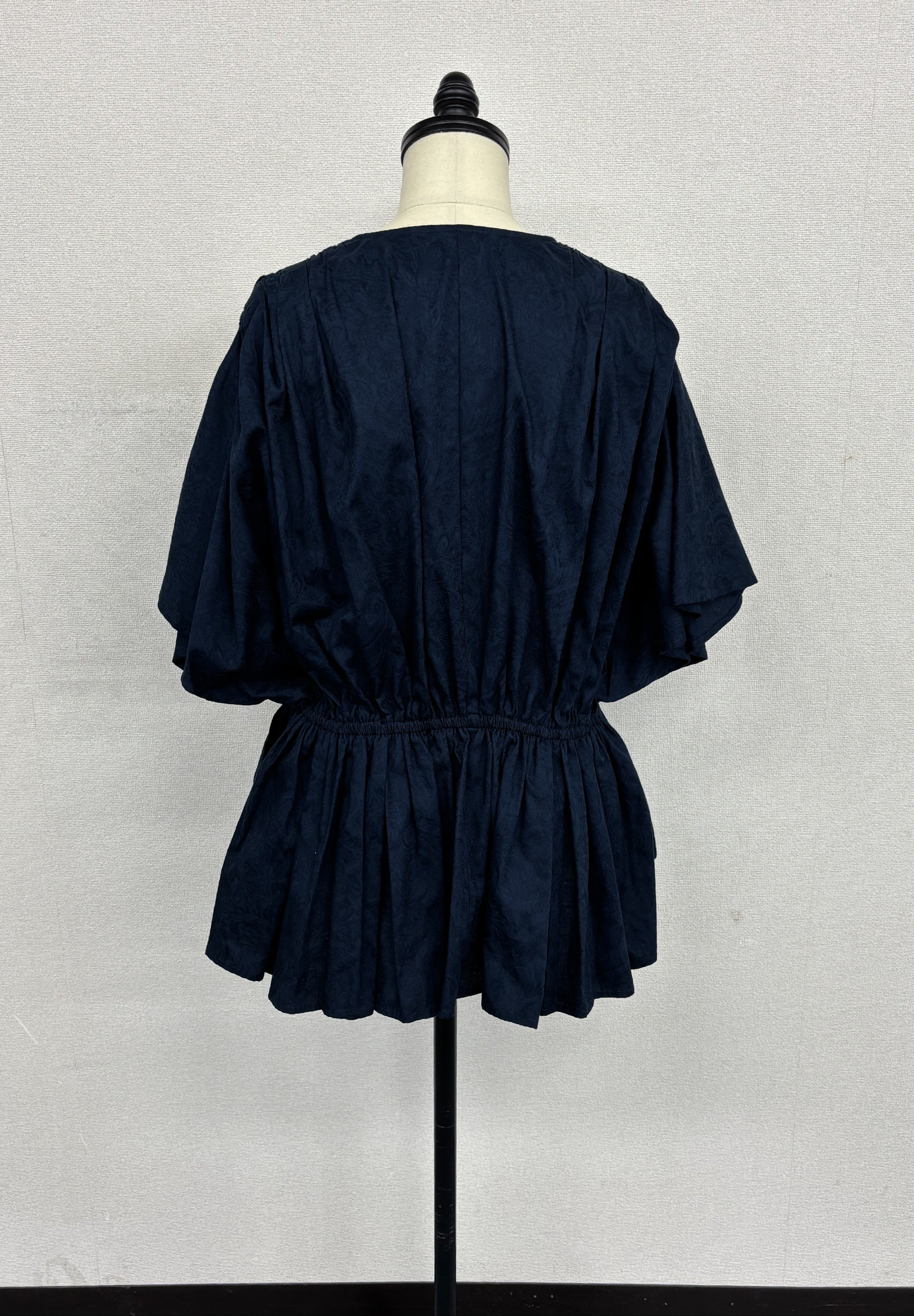 【着痩せ/上品】Vネック ジャガード ペプラム ブラウス ウエストシャーリング 紺　チャコール ｜ 紺　チャコール　チュニック 5分袖 オフィスカジュアル ママ行事 きれいめ