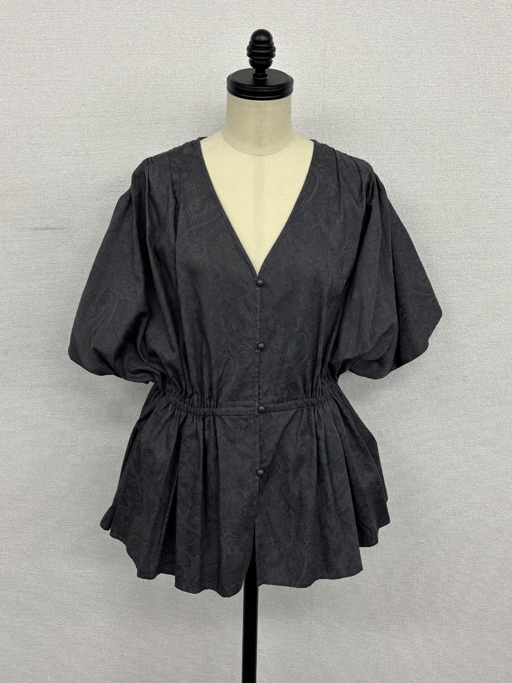 【着痩せ/上品】Vネック ジャガード ペプラム ブラウス ウエストシャーリング 紺　チャコール ｜ 紺　チャコール　チュニック 5分袖 オフィスカジュアル ママ行事 きれいめ