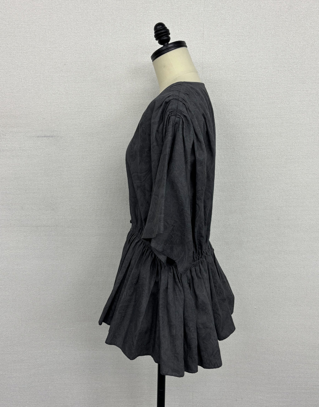 【着痩せ/上品】Vネック ジャガード ペプラム ブラウス ウエストシャーリング 紺　チャコール ｜ 紺　チャコール　チュニック 5分袖 オフィスカジュアル ママ行事 きれいめ