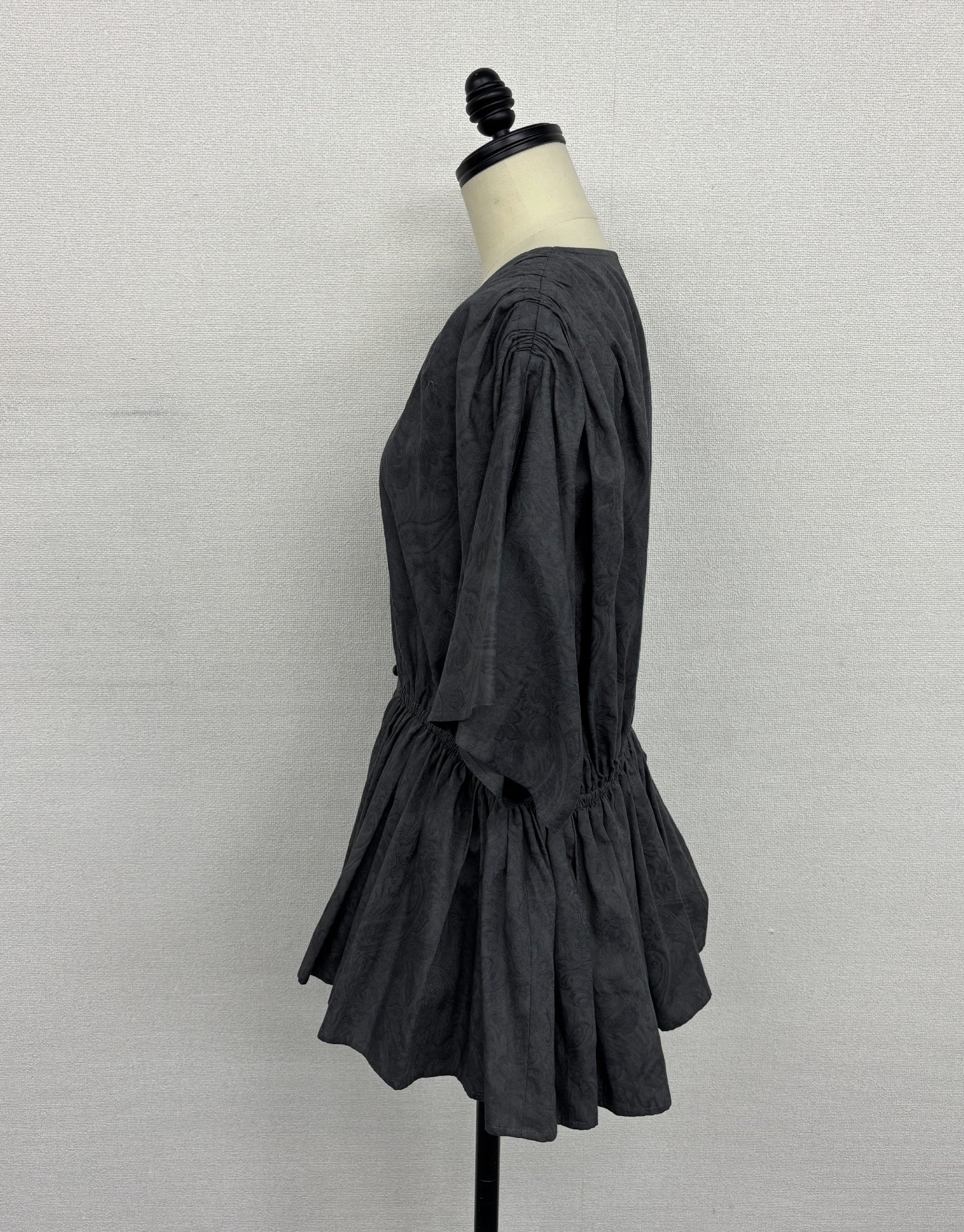 【着痩せ/上品】Vネック ジャガード ペプラム ブラウス ウエストシャーリング 紺　チャコール ｜ 紺　チャコール　チュニック 5分袖 オフィスカジュアル ママ行事 きれいめ