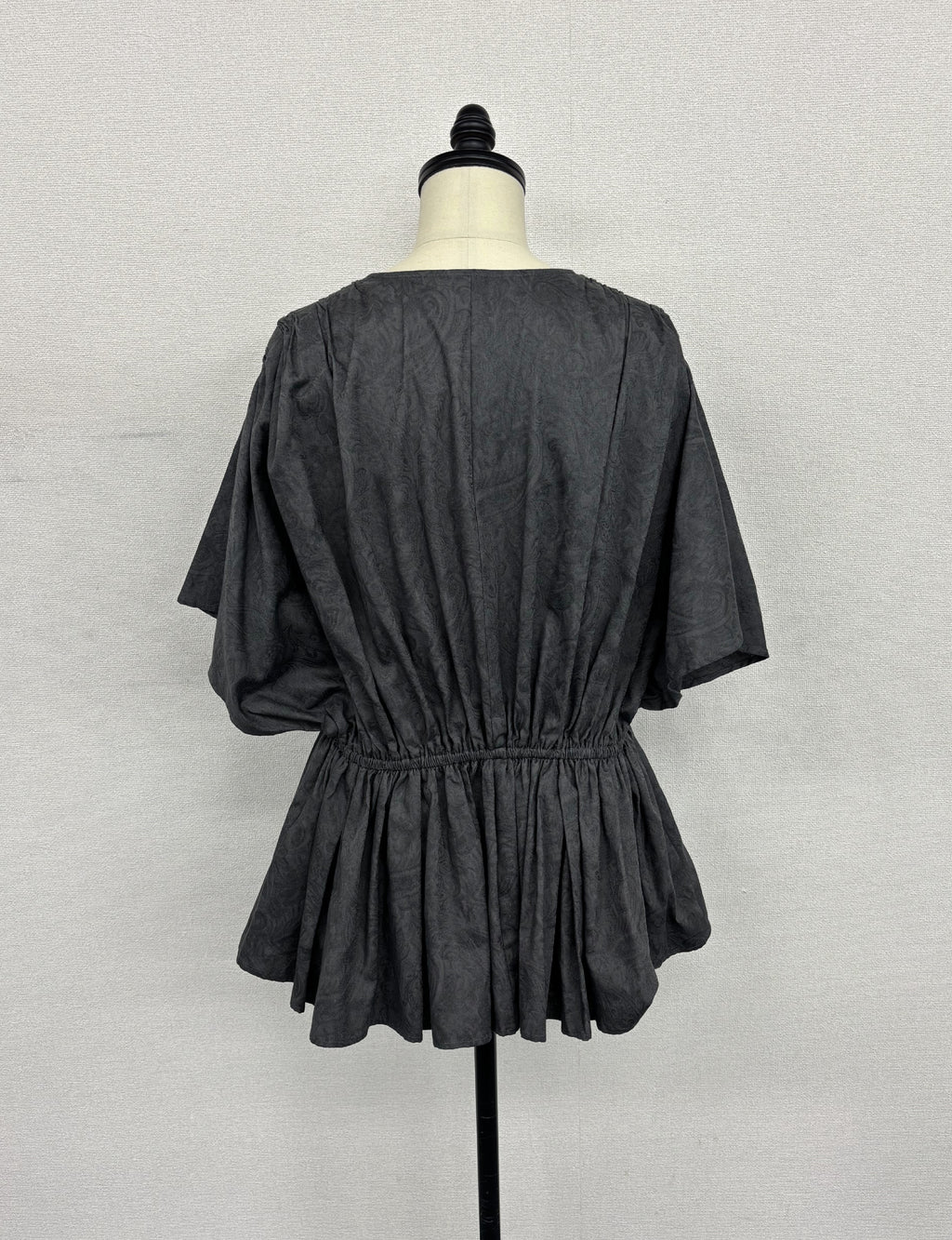 【着痩せ/上品】Vネック ジャガード ペプラム ブラウス ウエストシャーリング 紺　チャコール ｜ 紺　チャコール　チュニック 5分袖 オフィスカジュアル ママ行事 きれいめ