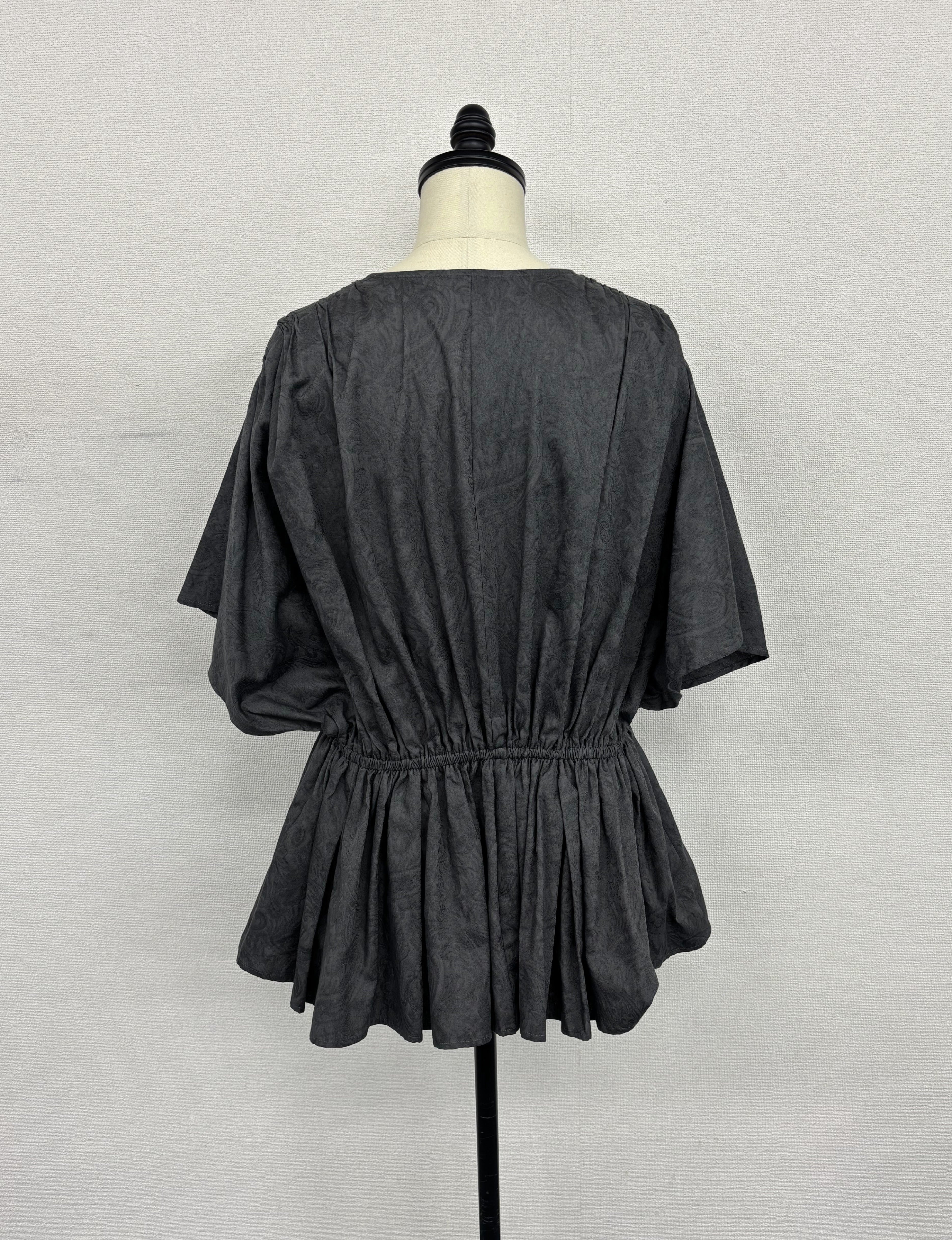 【着痩せ/上品】Vネック ジャガード ペプラム ブラウス ウエストシャーリング 紺　チャコール ｜ 紺　チャコール　チュニック 5分袖 オフィスカジュアル ママ行事 きれいめ